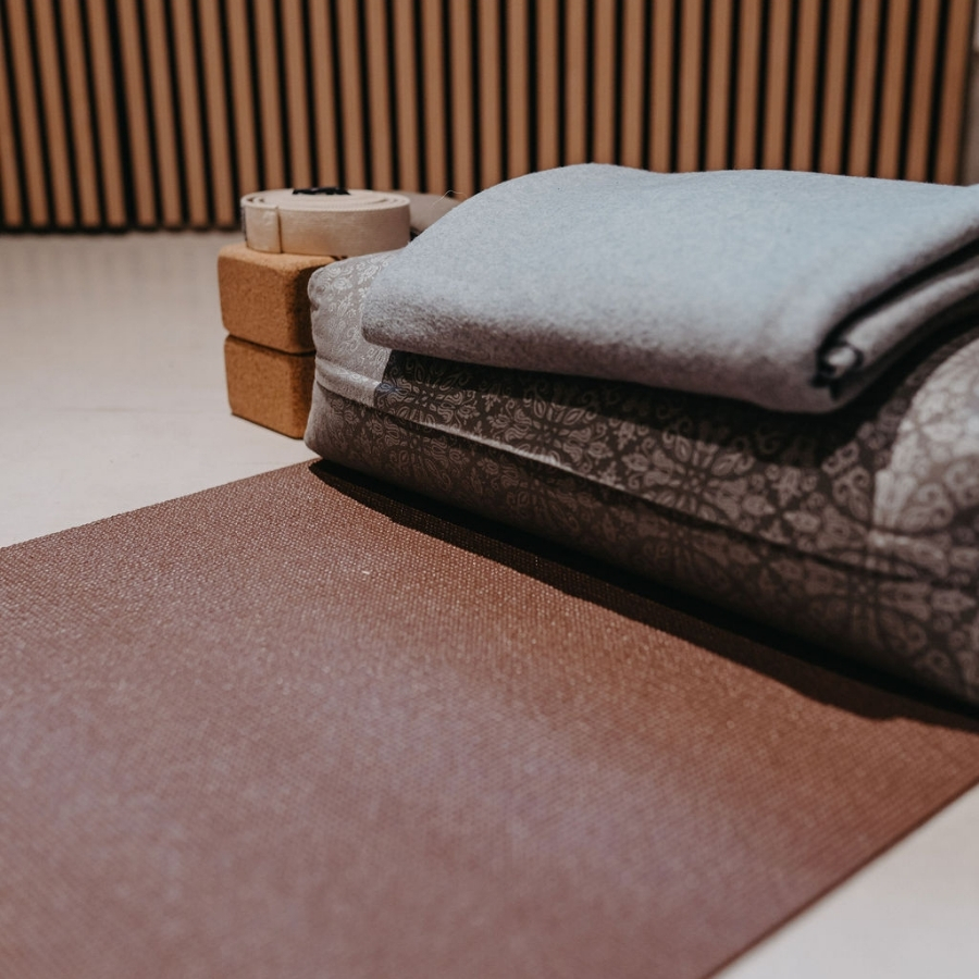 Yogautensilien auf Yogamatte im Kreismagie Raum in Wettstetten