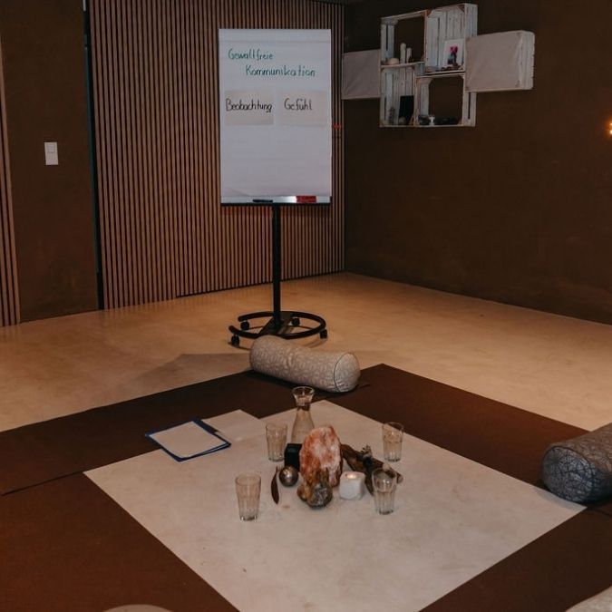 Seminarraum für Gewaltfreie Kommunikation mit Flipchart zu Bedürfnissen und Gefühlen